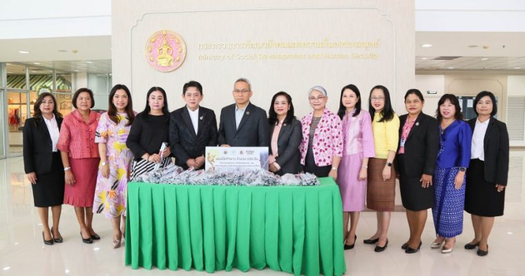ปลัด พม. รับรางวัล “กินรีทอง” มหาชน ครั้งที่ 10″ สาขาผู้ส่งเสริมและสร้างโอกาสแก่สังคมตัวอย่าง พร้อมรับมอบไม้เท้าขาว จำนวน 100 อัน ก่อนส่งต่อให้คนพิการ
