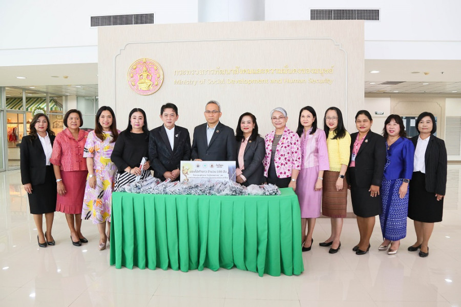 ปลัด พม. รับรางวัล “กินรีทอง” มหาชน ครั้งที่ 10″ สาขาผู้ส่งเสริมและสร้างโอกาสแก่สังคมตัวอย่าง พร้อมรับมอบไม้เท้าขาว จำนวน 100 อัน ก่อนส่งต่อให้คนพิการ