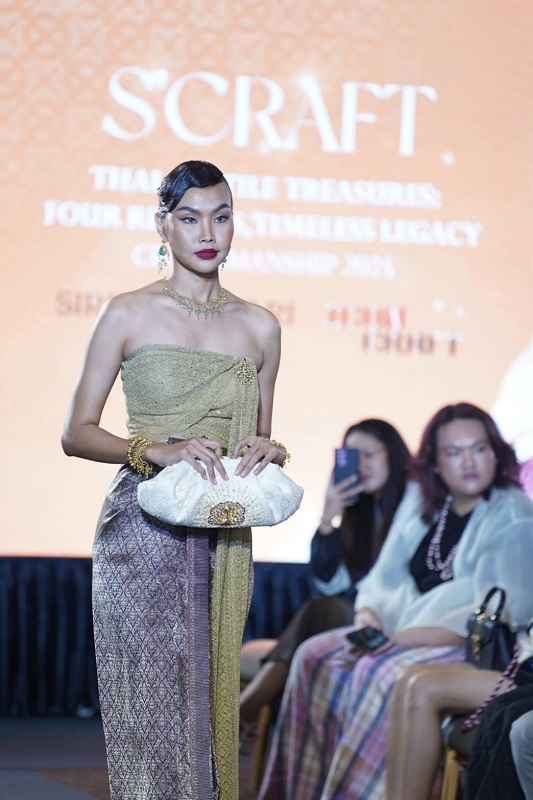 แบรนด์ SIRIVANNAVARI และ ICONCRAFT เผยโฉมกระเป๋าผ้าไทยคอลเลกชัน “S’CRAFT: Craftsmanship 2025” ถ่ายทอดพระวิสัยทัศน์ สมเด็จพระเจ้าลูกเธอ เจ้าฟ้าสิริวัณณวรี นารีรัตนราชกัญญา นำเสนอความงามของผ้าทอสี่ภาค ผสานภูมิปัญญางานปักอันประณีต ผ่านแนวคิด “Royal Weave”