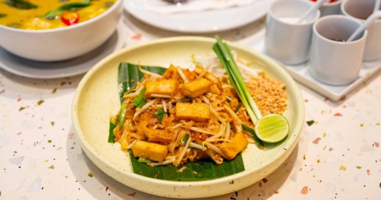 ไอคอนสยาม ร่วมกับเมืองสุขสยาม ต้อนรับเทศกาลกินเจปี 2568 จัดงาน “J-licious เจนี้ อร่อยได้ทุกเมนูนานาชาติ” พร้อมเสิร์ฟเมนูพิเศษทั้งสไตล์จีน ไทย ฝรั่ง และอาหารเจสี่ภาค ระหว่างวันที่ 20-29 ตุลาคม 2568