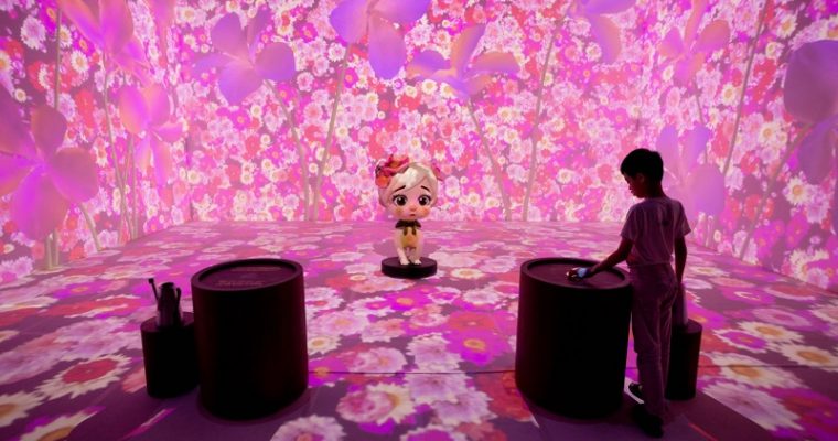 ส่งท้ายปีด้วยประสบการณ์ฮีลใจสุดอิมเมอร์ซีฟ “BLOOM in Four Seasons – The Heart-Blossoming Immersive Experience” พักใจ เติมความหวังกับกิจกรรมสร้างสรรค์ The Art of Healing Tea Talk พร้อมเปิดตัวน้อง Blossom Bloo และครั้งแรกกับการบรรเลงบทเพลง Live! ในงานอิมเมอร์ซีฟ Vivaldi’s Four Seasons ที่ไอคอนสยาม