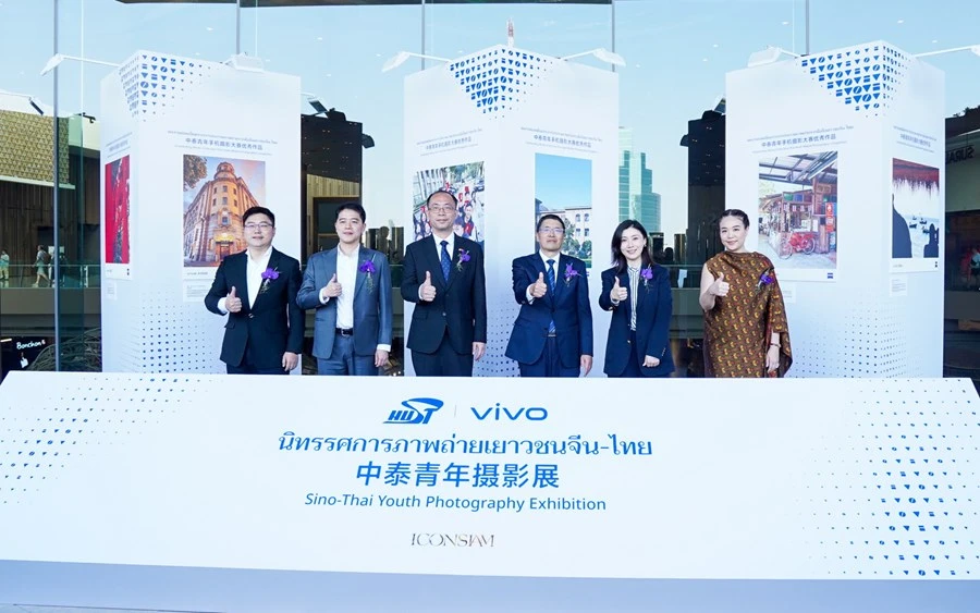 ไอคอนสยาม ชวนสัมผัสประสบการณ์ชีวิตเยาวชนไทย-จีน ผ่านนิทรรศการภาพถ่าย ฉายภาพความสำเร็จของนักเรียนทุนจากมหาวิทยาลัย HUST วันนี้ – 18 ม.ค. 69