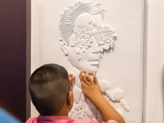 ศิลปะที่มองผ่านปลายนิ้ว ยูโอบีนำ “ศิลปะสัมผัสได้” สู่หอศิลปกรุงเทพฯ จากภาพวาดบนผืนผ้าใบสู่ผลงานนูนต่ำสามมิติ